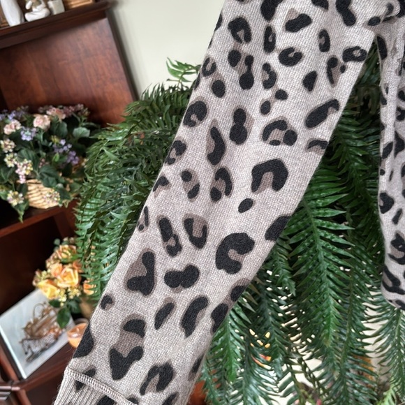 PLY 100% Cashmere Leopard Print Long Sleeve Sweater Crewneck Pullover Curved Hem - Picture 7 of 12